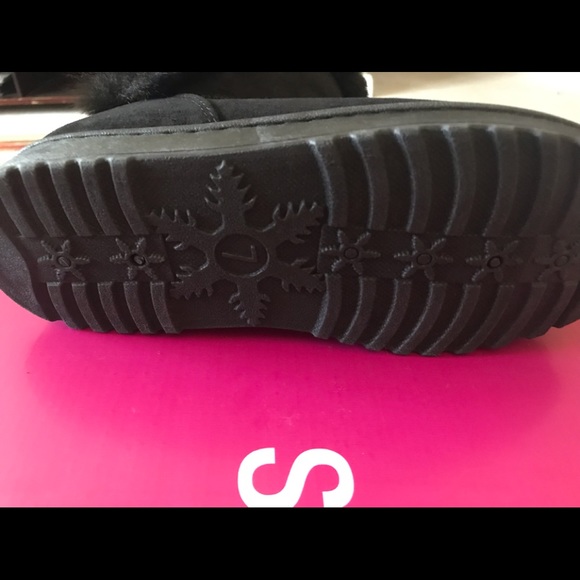 Black warm boots with faux-fur. New in Box. Size 7 - Picture 7 of 10